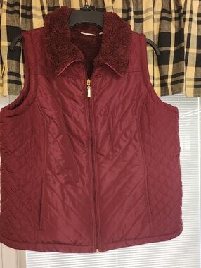 1x Quilted Sherpa-Collar Vest in Burgundy - Women's Sleeveless Jacket
